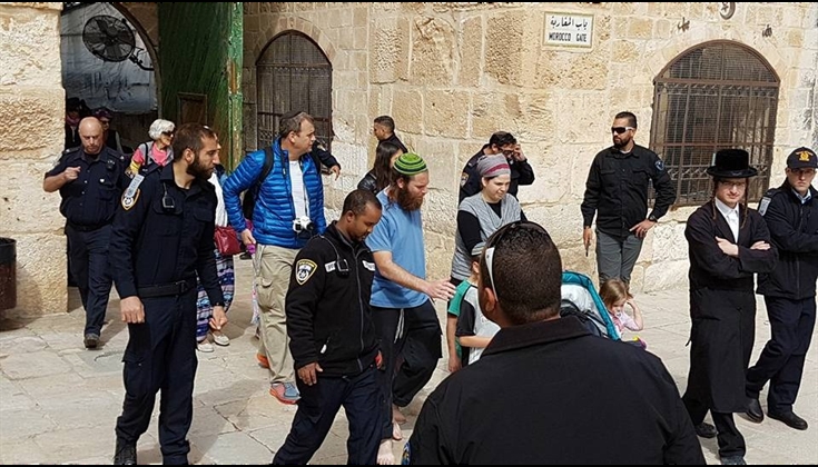 مئات المستوطنين يقتحون المسجد الأقصى