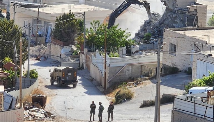 الطفلة ريماس على أنقاض منزلها في القدس: هدموا كل شيء