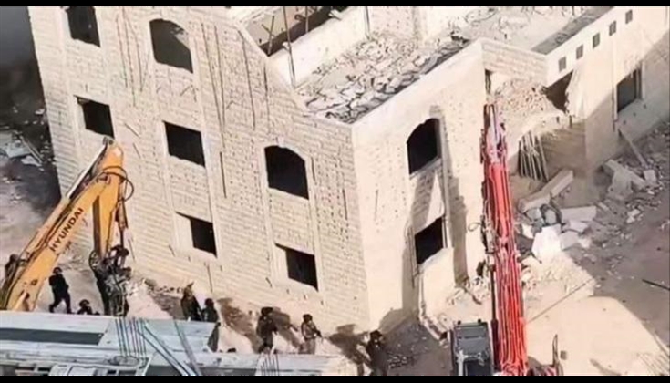 الاحتلال يهدم منزلًا وبناية في كفر عقب شمال القدس