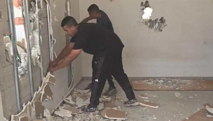 الاحتلال يجبر مقدسيا ونجله على هدم منزليهما في سلوان