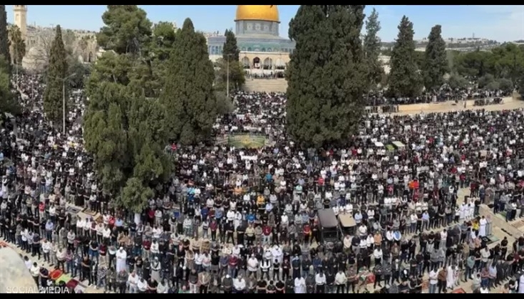 70 ألف مُصلِّ يؤدون الجمعة في المسجد الأقصى وباحاته
