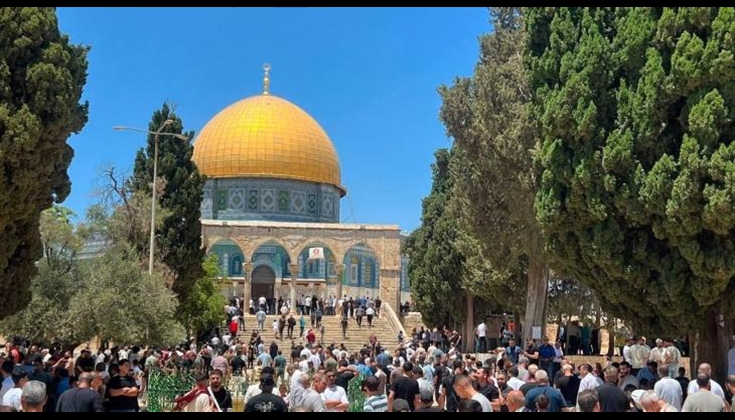 عشرات الآلاف يؤدون الجمعة في المسجد الأقصى وباحاته