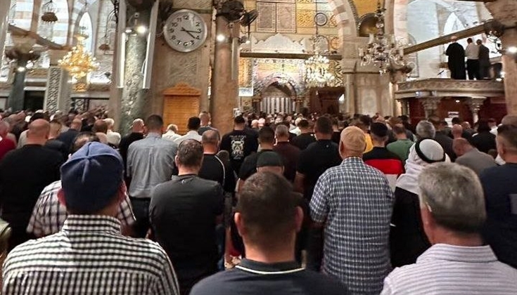 آلاف الفلسطينيين يؤدون صلاة الفجر في الأقصى رغم تشديدات الاحتلال