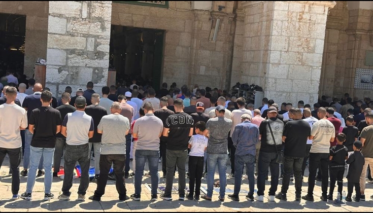 عشرات الآلاف يؤدون الجمعة في الأقصى