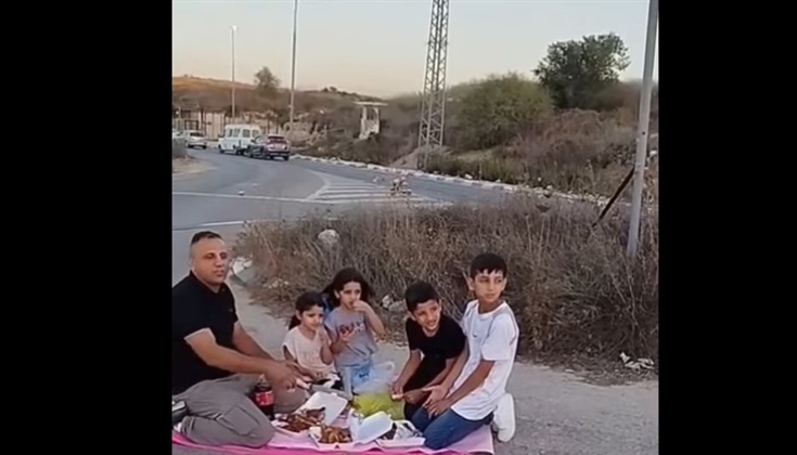 حاجز يفصل أباً عن أطفاله..