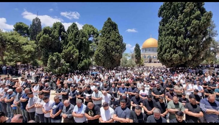 عشرات الآلاف يؤدون صلاة الجمعة في المسجد الأقصى المبارك
