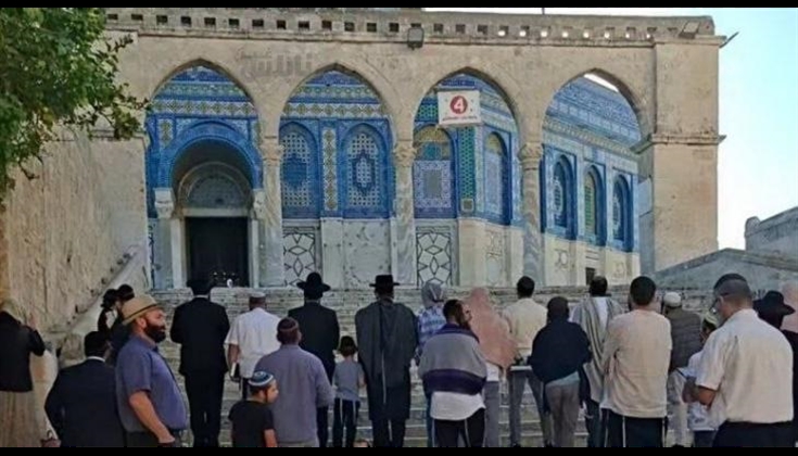 مستوطنون يؤدون طقوسا تلمودية في باحات الأقصى