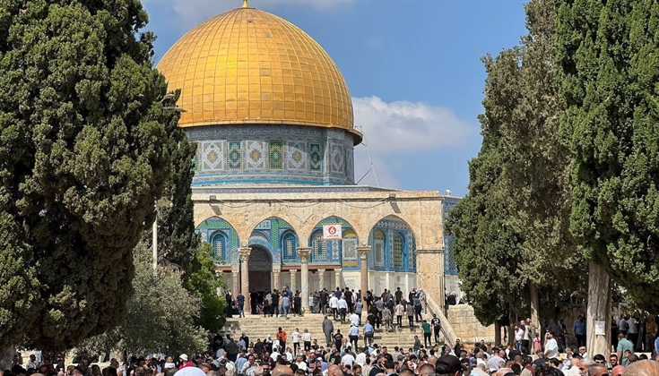 عشرات الآلاف يؤدون الجمعة في الأقصى