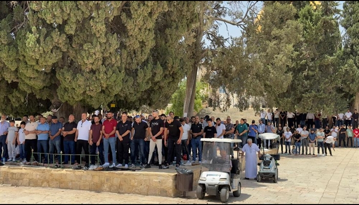 عشرات الآلاف يؤدون صلاة الجمعة في المسجد الأقصى