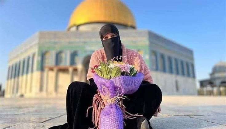 الاحتلال يعتقل المرابطة منتهى أمارة بعد مداهمة منزلها