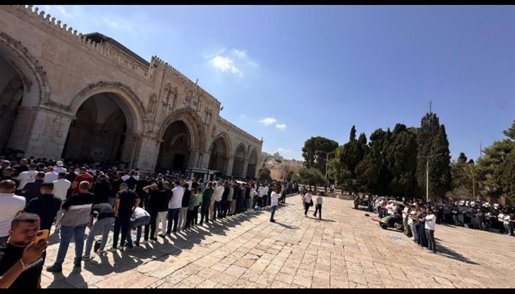 عشرات الآلاف يؤدون الجمعة في المسجد الأقصى