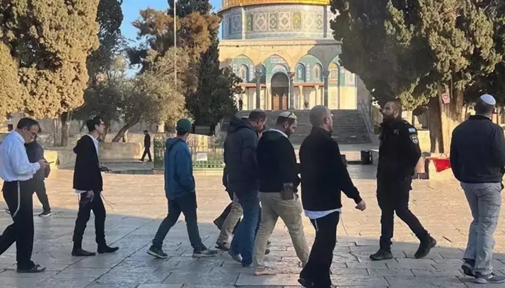 مستوطنون يقتحمون الأقصى ويؤدون طقوسًا تلمودية بحماية الاحتلال