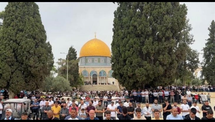 عشرات الآلاف يؤدون صلاة الجمعة في المسجد الأقصى وباحاته
