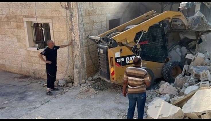 مواطنة مقدسية تهدم منزلها ذاتيا في بيت حنينا