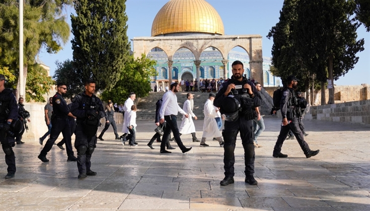 عشرات المستوطنين يقتحمون الأقصى المبارك بحماية مشددة من الشرطة