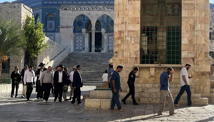 عشرات المستوطنين يقتحمون باحات الأقصى